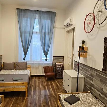 Very Apartment- 2 Bedrooms And 2 Bathrooms شقة بودابست